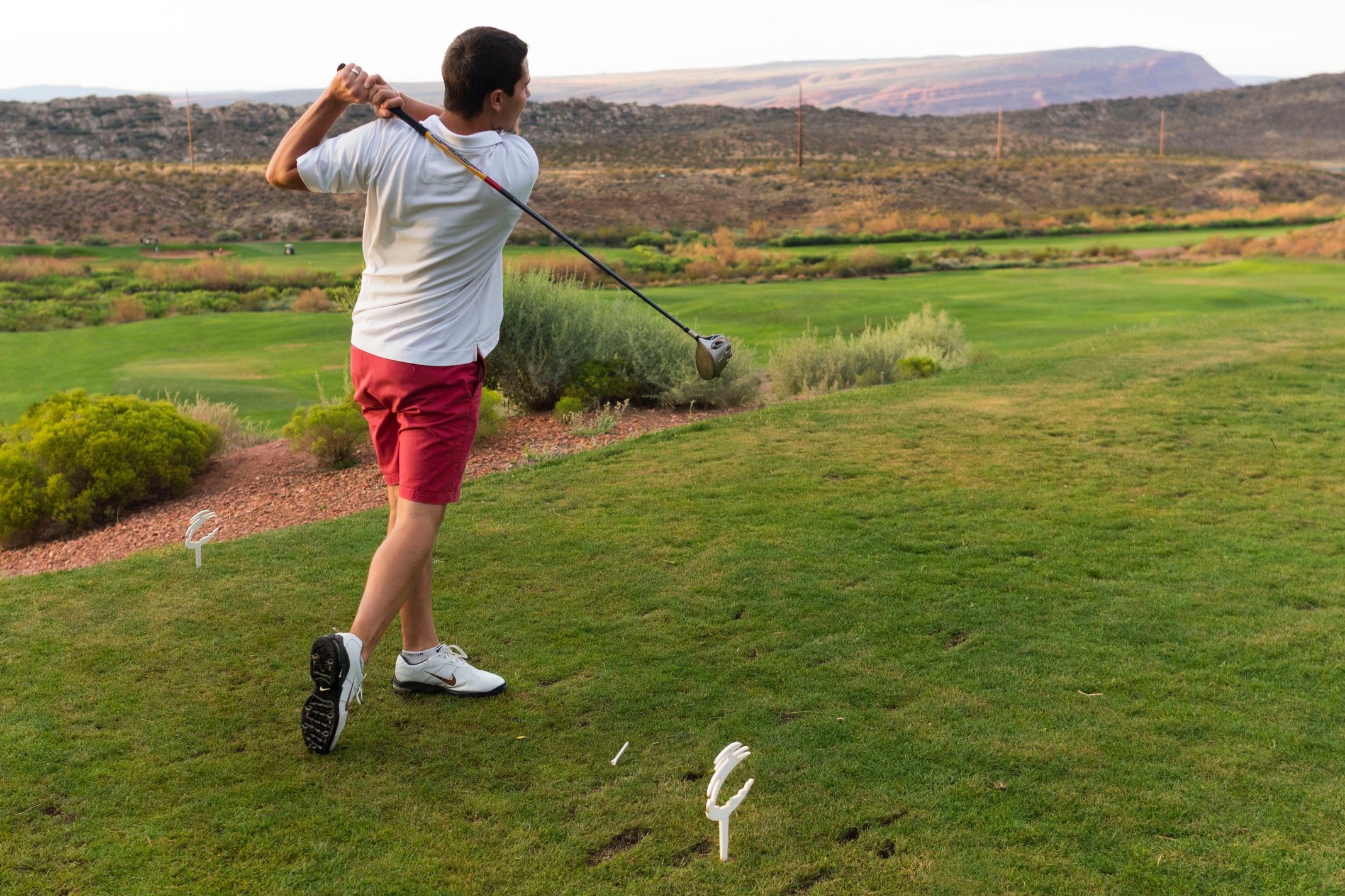 Учит играть в гольф