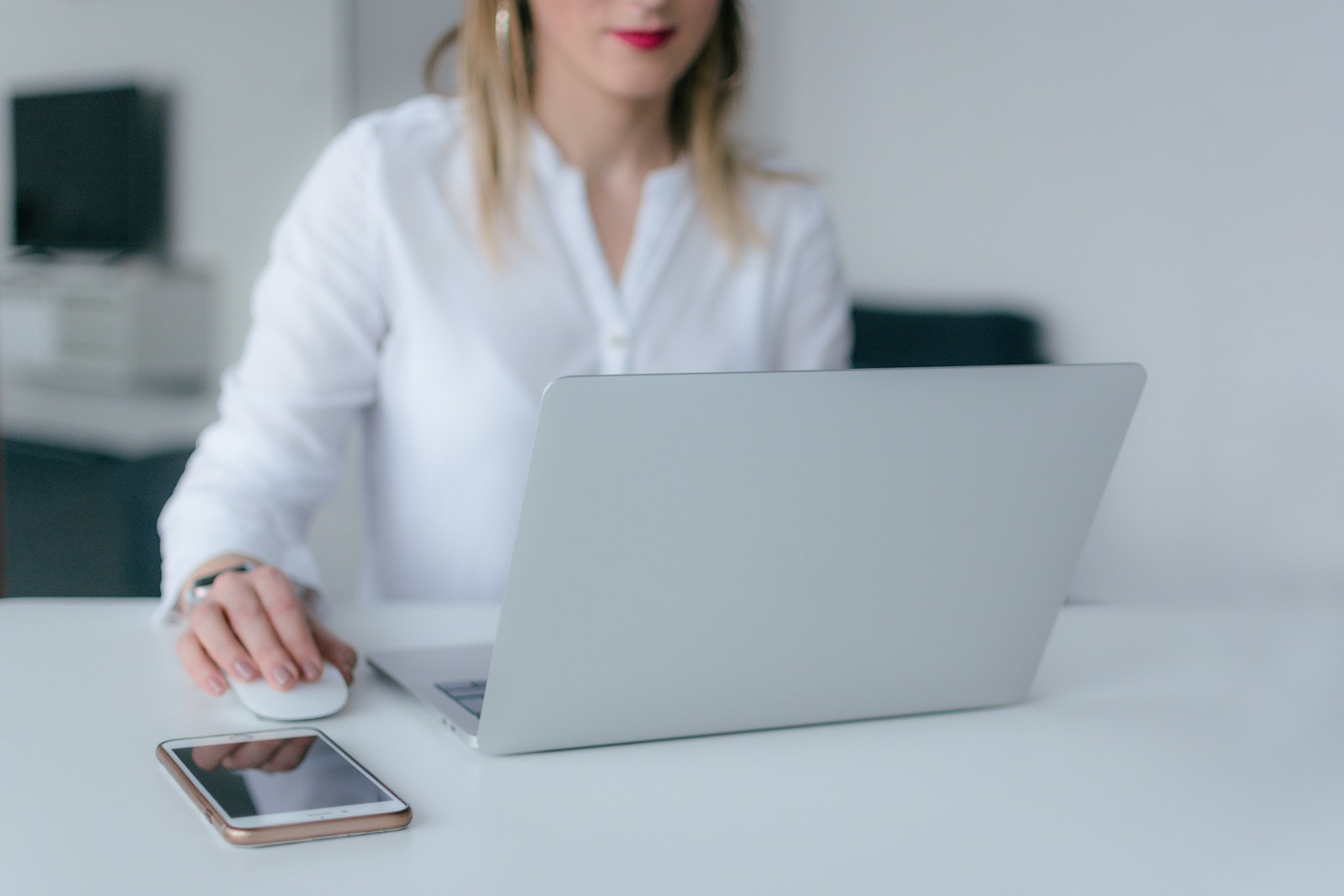 lady sitting at desk and using silver computer